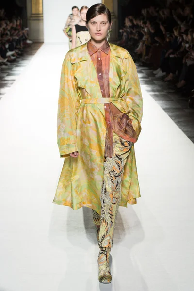 Look 18